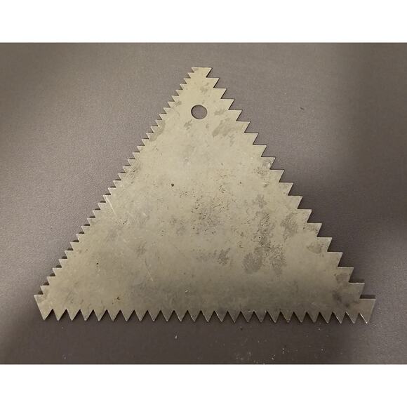 Ateco #1446 - 3-Sided Decorating Comb & Cake Icing Triangle Tool - 4-1/4" (in) - Picture 1 of 4